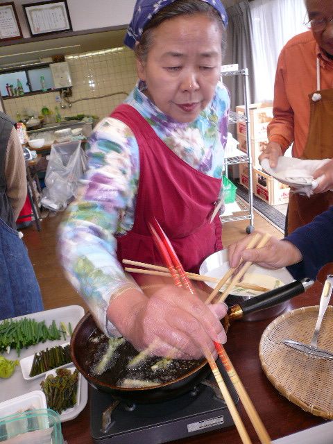 天ぷらを揚げる
